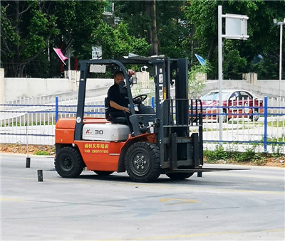 东莞叉车培训考证，叉车牵引车的使用和操作